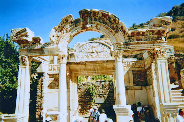 « Le templed’Hadrien à Éphèse »