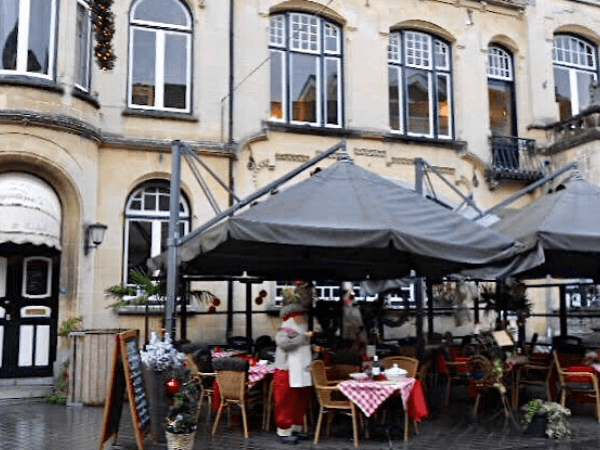 « Des nombreuses terrasses dans les rues de Valkenburg  »