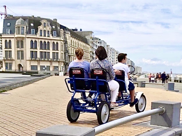 « Des voiturettes à pédales sur la promenade  »