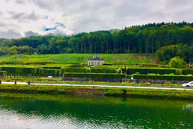 « Vue sur les jardins du château de Freÿr »