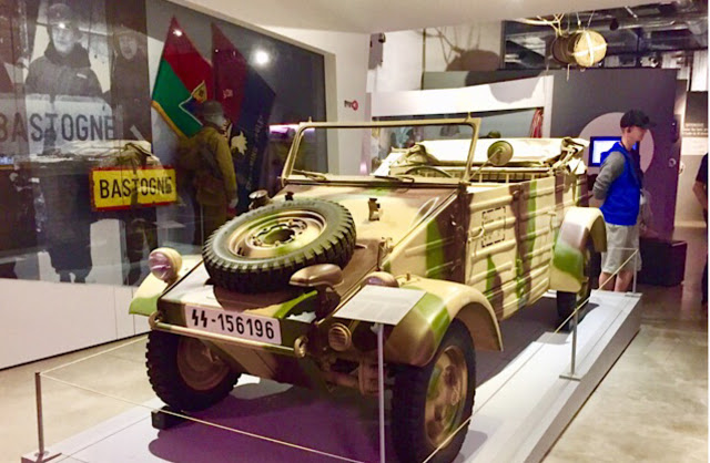 « Une jeep d’époque dans le Bastogne War Museum »