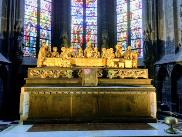 Le maître-autel de la collégiale  »