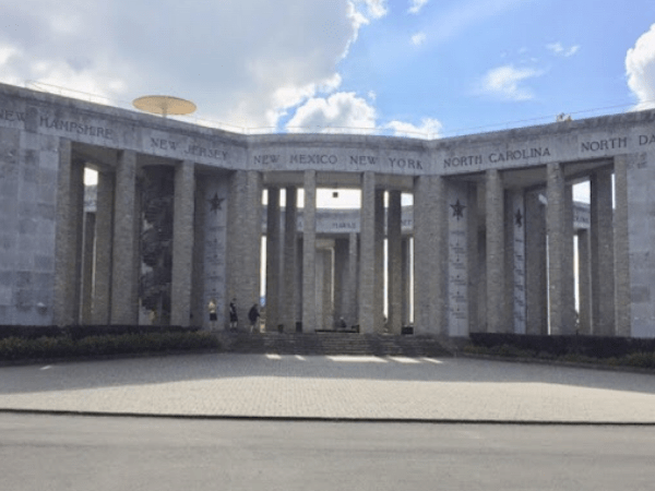 «  le mardasson à la forme d’une étoile américaine  »