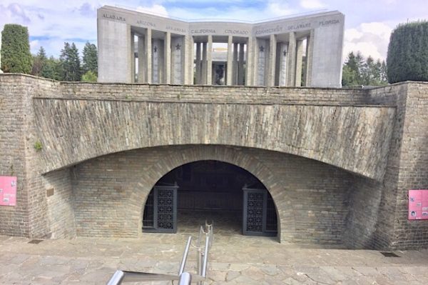 « L’entrée de la crypte »