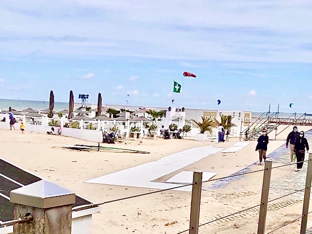 « Des beach bars sur la plage »
