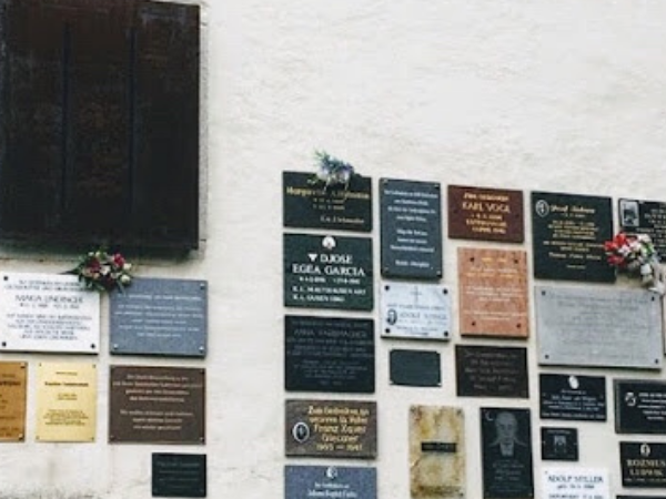 « Des plaques commémoratives à Hartheim »