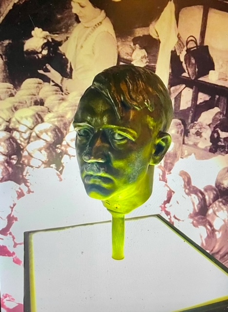 « Une tête sculptée d’Hitler dans le centre de documentation « + »