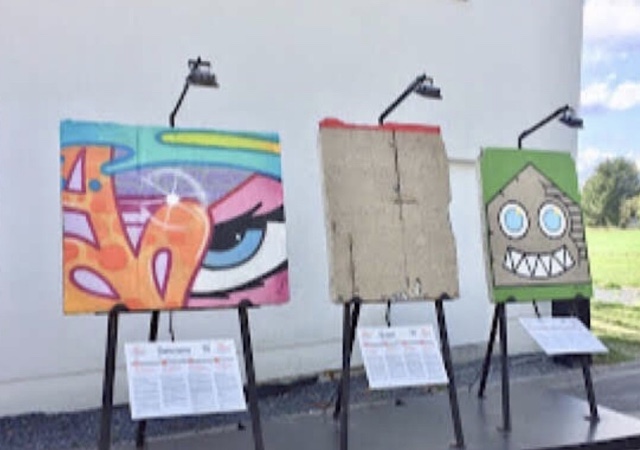 « Un dessin de street art devant le Bastogne War Museum »