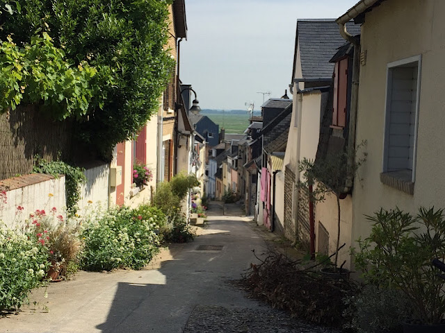 « Une rue fleurie à Saint-Valery-surSomme