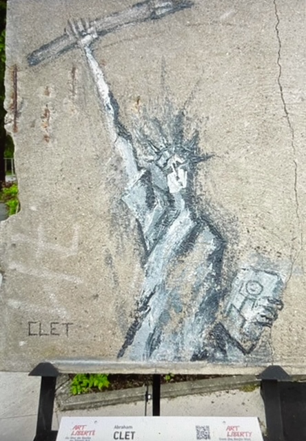 « La statue de la liberté peinte sur un morceau du mur de Berlin »