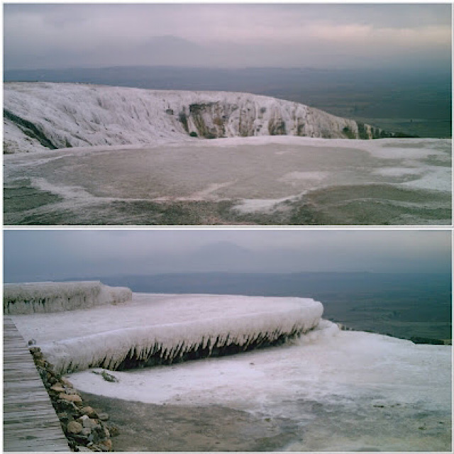 « Un chemin de bois sur la colline à Pamukkale »