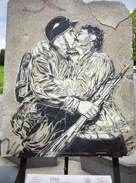 « dessins de soldats s’embrassant sur un morceau du mur de Berlin » 