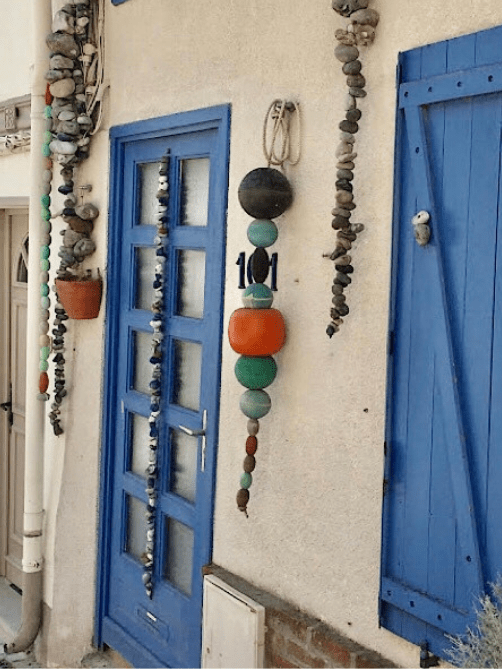 « Une maison décorée d’objets rappelant la pêche  »