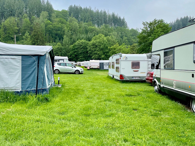 « De nombreuses caravanes dans le camping Halliru à Bouillon « + »