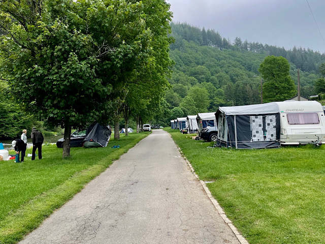 « Un chemin dans le camping Halliru mène à Bouillon  »