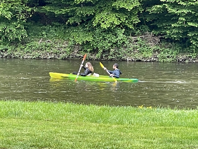 « Des kayakistes sur la Semois à Bouillon  »