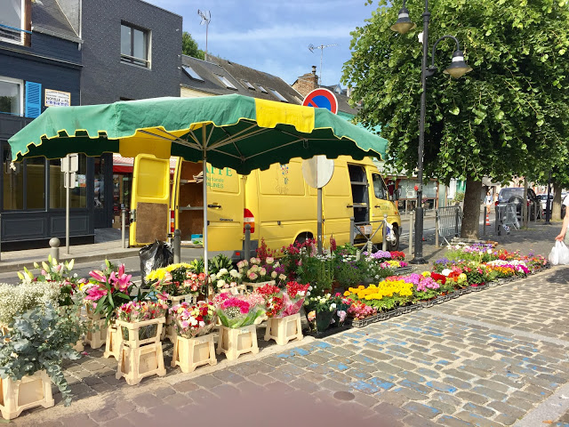 « Vue sur le marché dominical à Saint-Valery-sur-Somme »