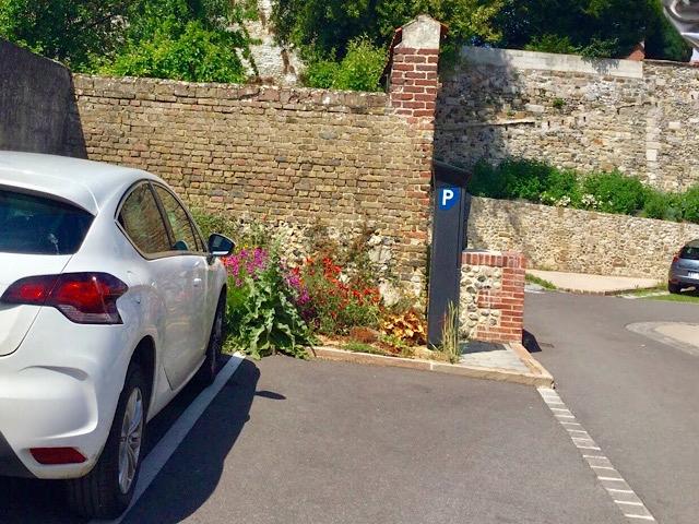 « Des vestiges des murailles de la ville de Saint-Valéry »