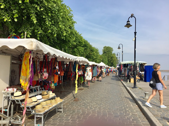 «  Le marché dominical s’étend le long des quais »