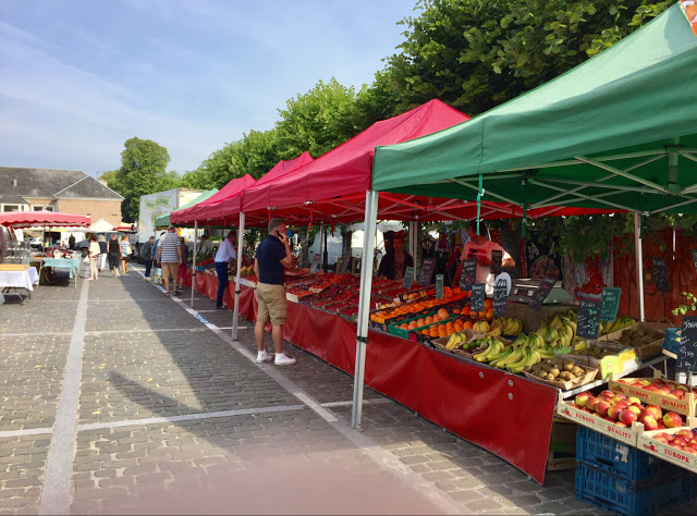 « Un marché dominical haut en couleur à Saint-Valery