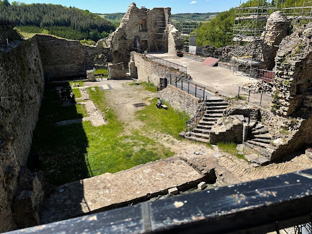 « La haute-cour vue depuis le donjon du château de Franchimont »