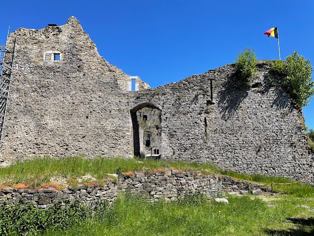 « Le porche d’entrée de la haute-cour du château de Franchimont »