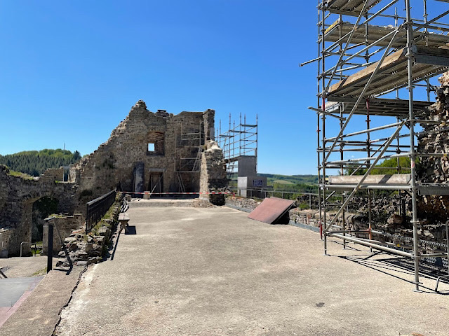 « La terrasse de la cave voûtée du château de Franchimont »
