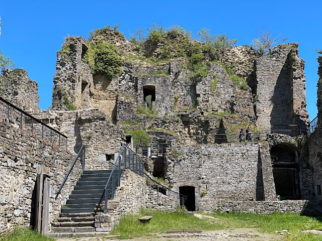« Vue sur le donjon du château de Franchimont »