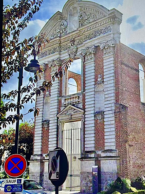 « La porte de l’ancien couvent desUrsulines à Abbeville«»
