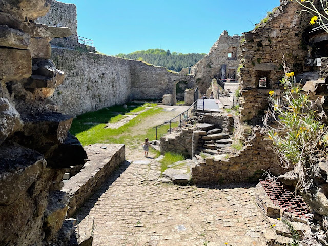 « La cour du donjon du château de Franchimont »