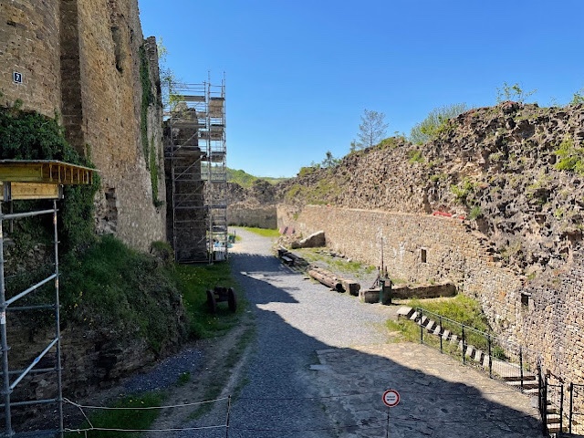 « Vue sur la basse cour du château decFranchimont »