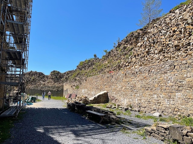 « Vue sur la basse-cour du château de Franchimont »