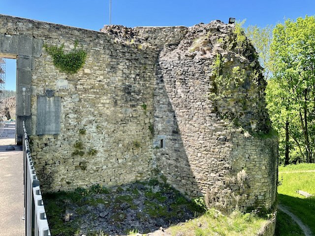 « Les fondations du balloir dans le château de Franchimont »