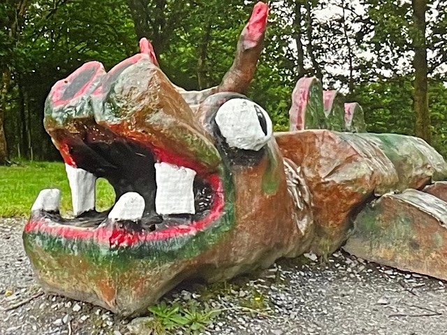 « Un animal étrange dans la forêt des légendes à Laforêt »