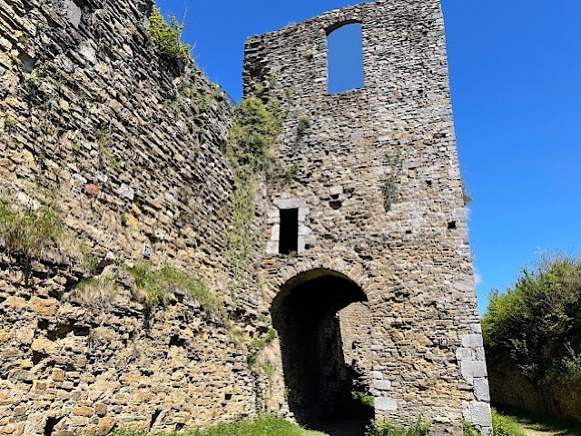 « Le porche et la chapelle castrale du château et La Chapelle à Franchimont »