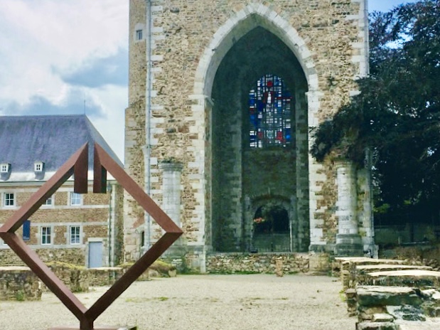 « Un morceau de tour avec un vitrail dans l’abbaye de Stavelot »