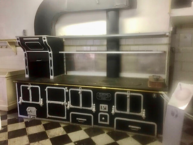 « Une grande cuisinière dans les cuisines du château de Modave »