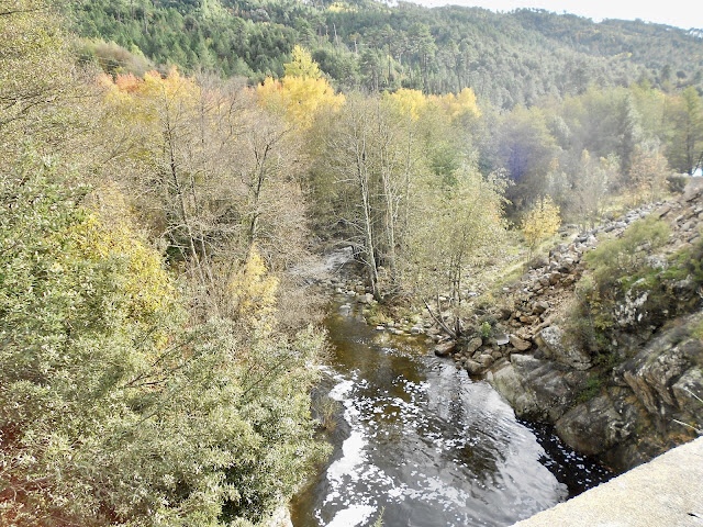 «  Le fleuve Prunelli coule dans les gorges en Corse du Sud »