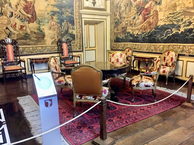 « Le salon des Gobelins dans le château de Modave »
