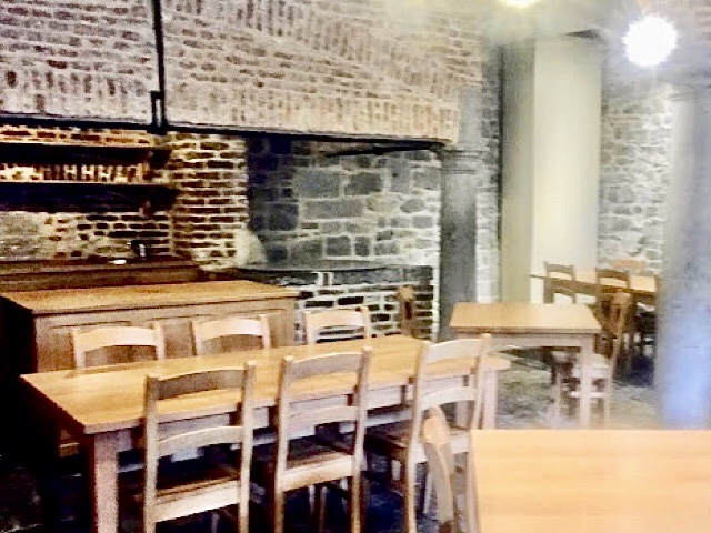 « Un réfectoire dans les cuisines du château de Modave »