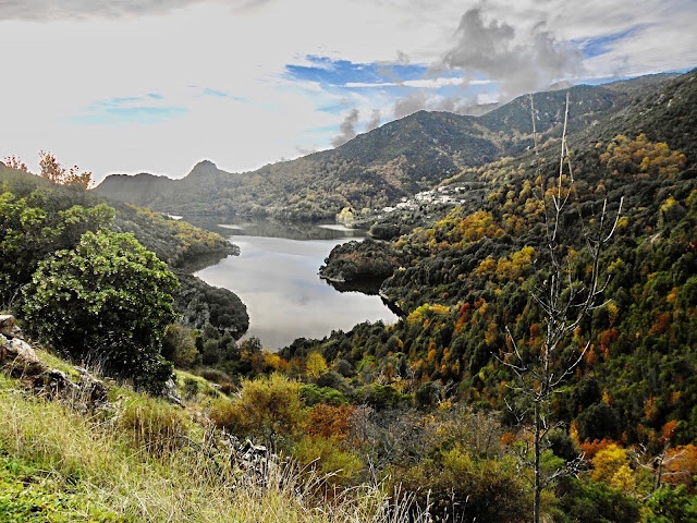 «  Le lac de Tolla dans la vallée du Prunelli en Corse »