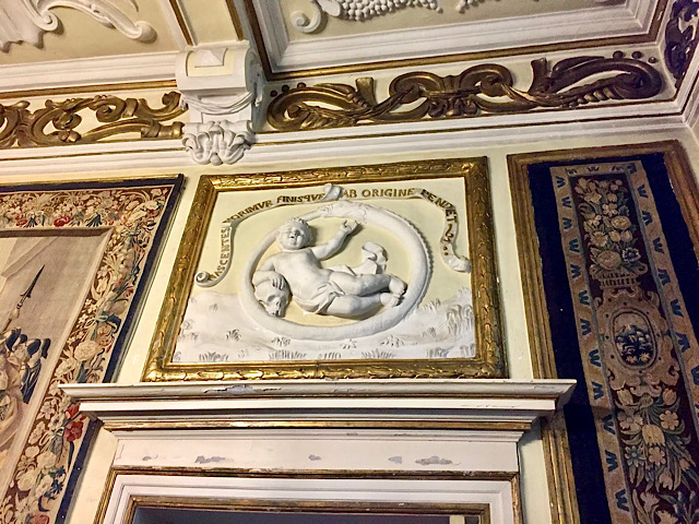 «Le salon des Gobelins dans le château de Modave »