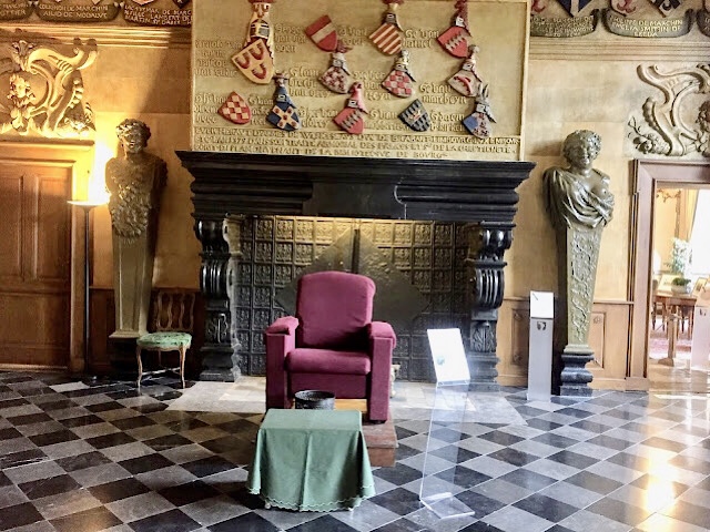 « La salle des gardes dans le château de Modave »