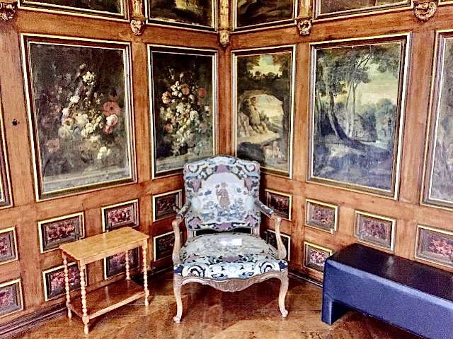 «  Un cabinet décoré de toiles dans le château de Modaves »