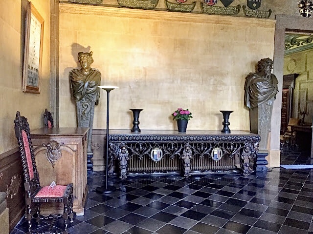 « La salle des gardes dans le Château de Modave »