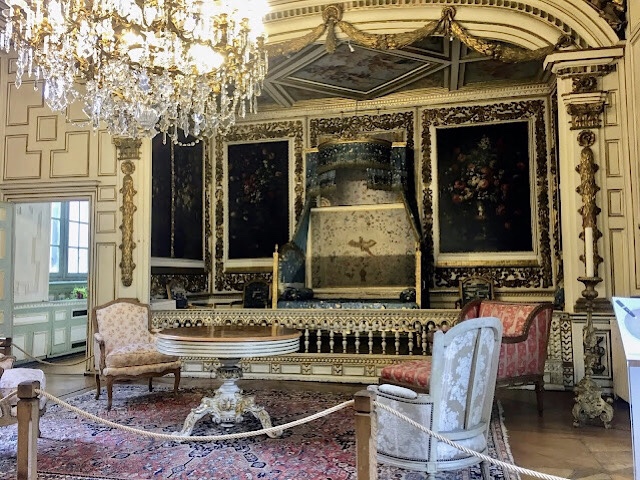 « La chambre du Duc de Montmorency dans le château de Midave »