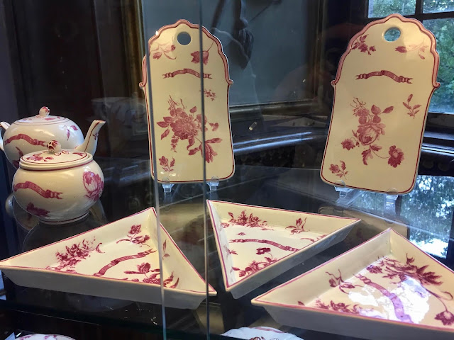 « Détail sur un service en porcelaine de Gien dans le château de Modave »