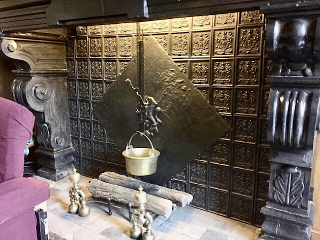 « Cheminée de la salle des gardes du château de Modave »