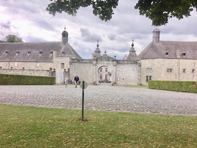 « Vue sur l’entrée du château de Modave »