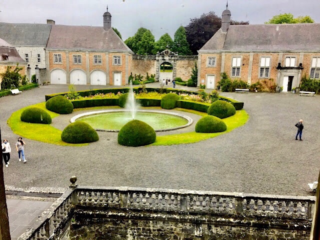 « La cour d’honneur du château de Modave »